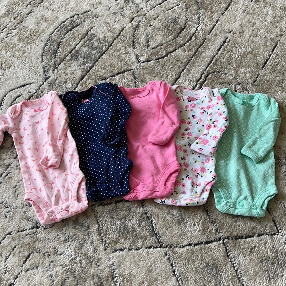 Lot of preemie clothing: 13 items like new!